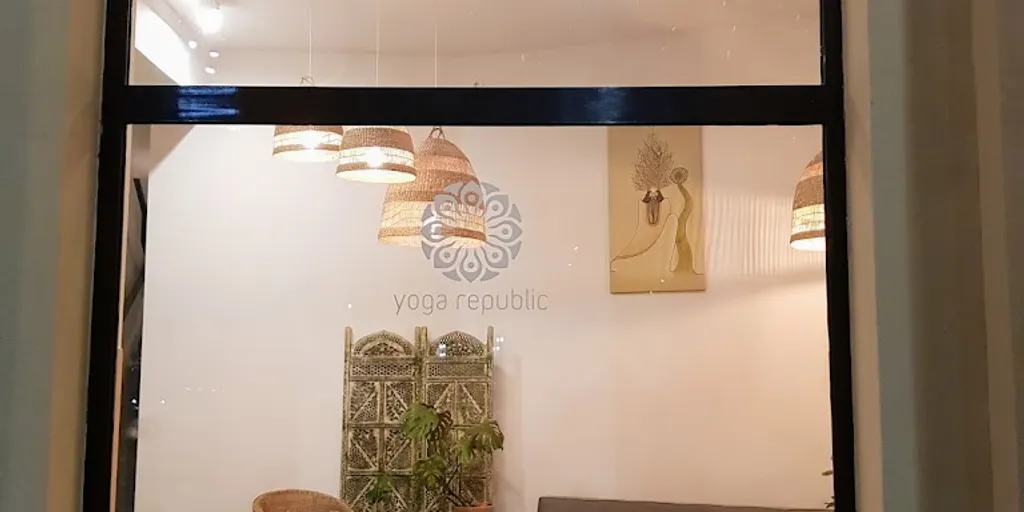 Yoga Republic plac Zbawiciela | Szkoła Jogi Warszawa - Zdjęcie 3