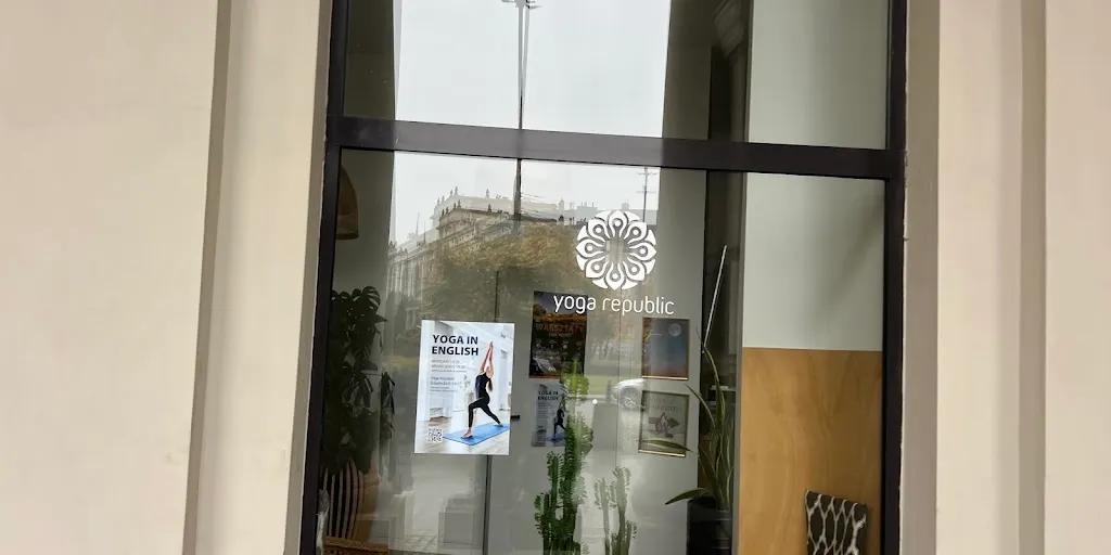 Yoga Republic plac Zbawiciela | Szkoła Jogi Warszawa - Zdjęcie 10