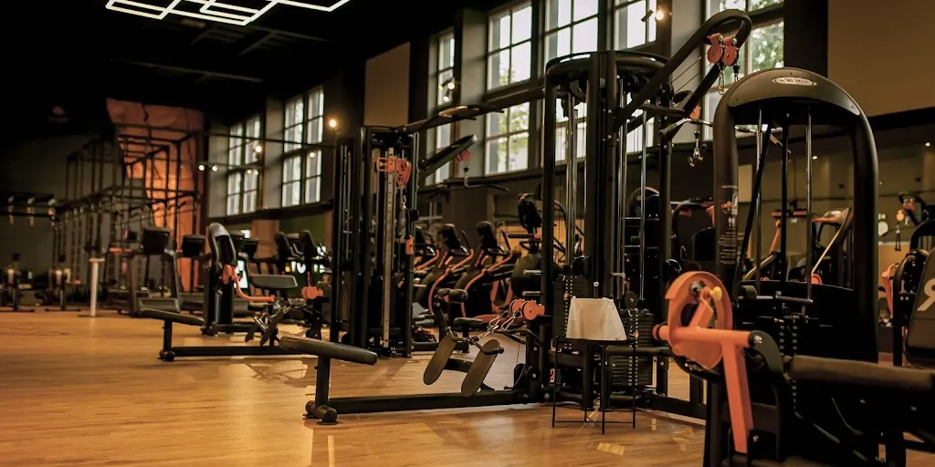 Revolve Fitness - Siłownia i afiliowany klub HYROX Łódź - Zdjęcie 2