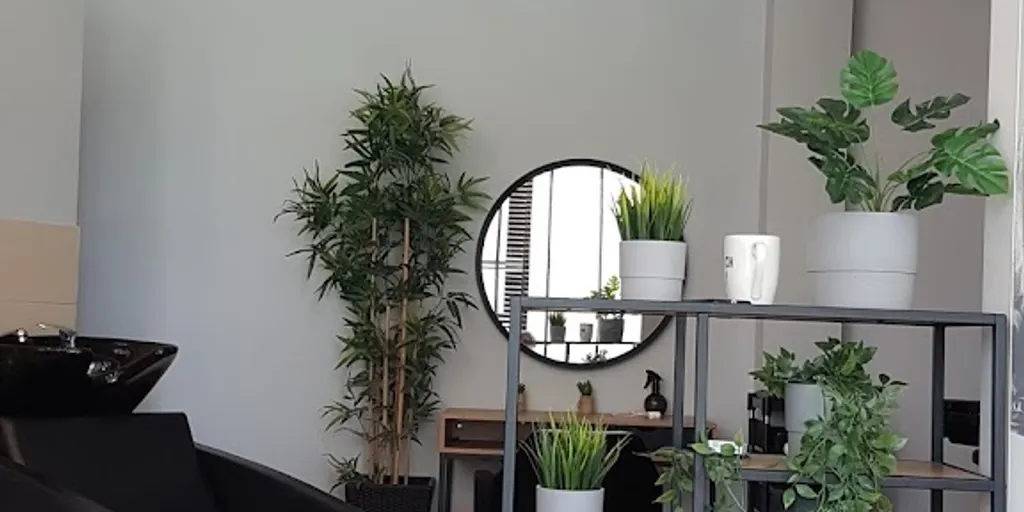 Uroda. Salon fryzjersko - kosmetyczny - Zdjęcie 3