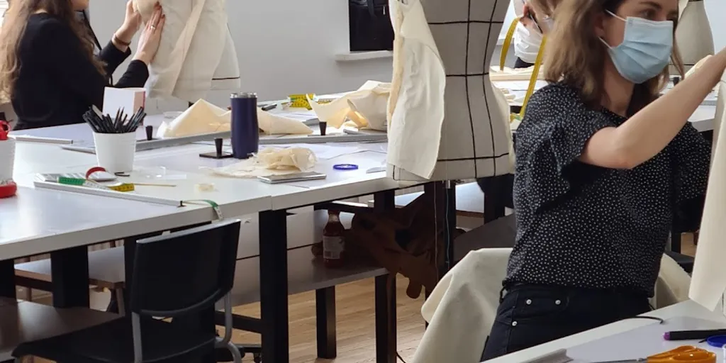 7cm Szkoła Projektowania, Konstrukcji i Technik Krawieckich - Zdjęcie 2